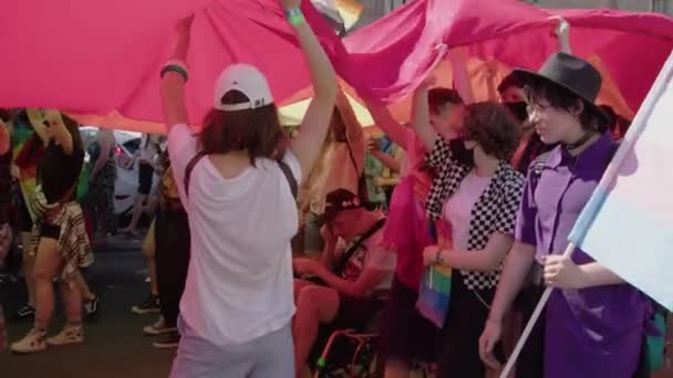 Marsch für LGBTQ-Rechte bei einer Pride Parade — Stockvideo