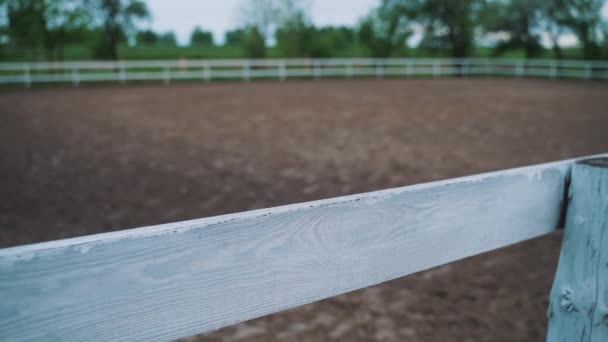 Sandy Arena para competição de equitação - Cerca de madeira Close-Up View — Vídeo de Stock