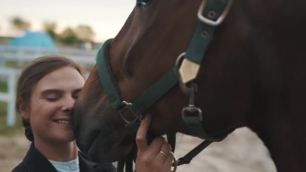 Paard vrouw aanraken haar gezicht naar haar zegel bruin paard douchen liefde op haar paard — Stockvideo