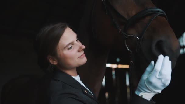 Atlı kadın, ahırda Ahırı Aşkla Okşuyor - Atlara Sevgi — Stok video
