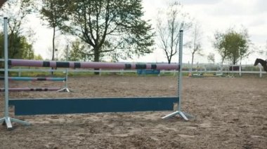 Kum Arenası 'ndaki tahta engellerde Karanlık Körfez Atı' na binen bir kadın jokey