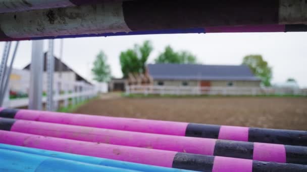 Recinzione in legno nel ranch di cavallo - Parkour sabbia per la gara di equitazione — Video Stock