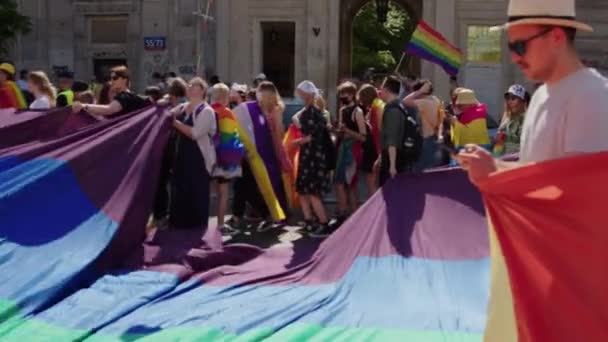 LGBTQ Гордість парад людей з прапорами, щоб показати солідарність з ЛГБТ спільнотою — стокове відео