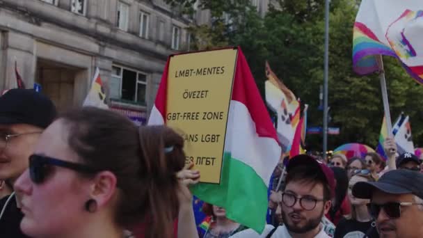 LGBT Pride Parade Menschen mit Bannern und Fahnen zur Unterstützung der LGBT Community — Stockvideo