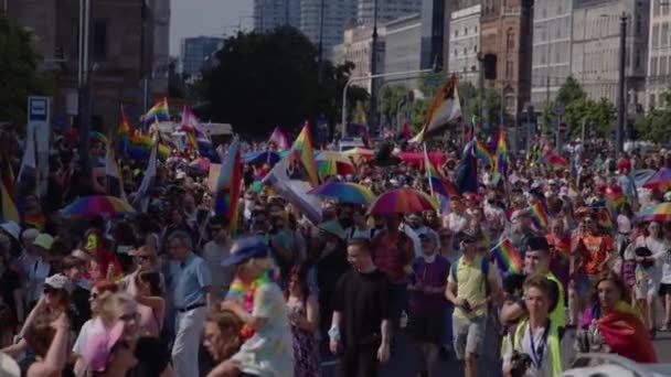 Desfile del Orgullo Comunitario LGBTQ en Varsovia, Polonia Personas con Banderas y Paraguas — Vídeos de Stock