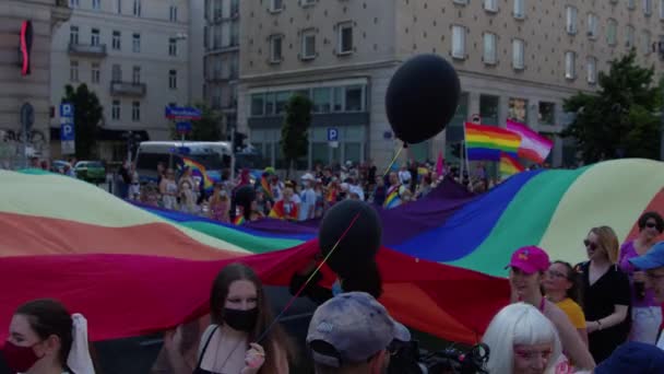 LGBTQ Community Pride Parade - Menschen mit Luftballons und Fahnen zur Unterstützung — Stockvideo