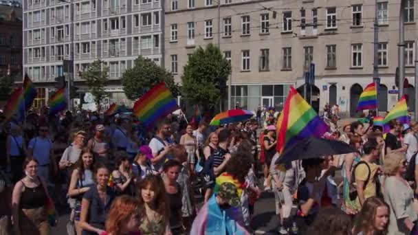 LGBTQ Pride Parade - Άνθρωποι κυματίζουν σημαίες ουράνιο τόξο για την υποστήριξη της κοινότητας ΛΟΑΤΚΙ — Αρχείο Βίντεο
