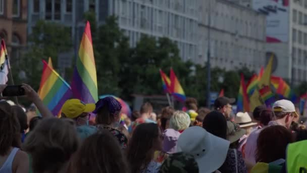 Άνθρωποι που κρατούν σημαίες ΛΟΑΤΚΙ περπατώντας στο δρόμο ζητώντας τα δικαιώματα ΛΟΑΤΚΙ — Αρχείο Βίντεο