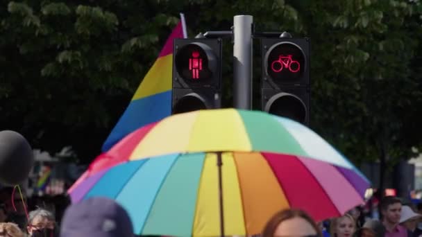 LGBTQ Pride Parade - Persone che detengono ombrello e bandiere colorate con arcobaleno LGBTQ — Video Stock