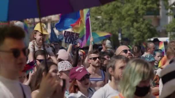 Άνθρωποι που περπατούν με LGBTQ σημαίες ουράνιο τόξο σε αλληλεγγύη με την κοινότητα ΛΟΑΤΚΙ — Αρχείο Βίντεο