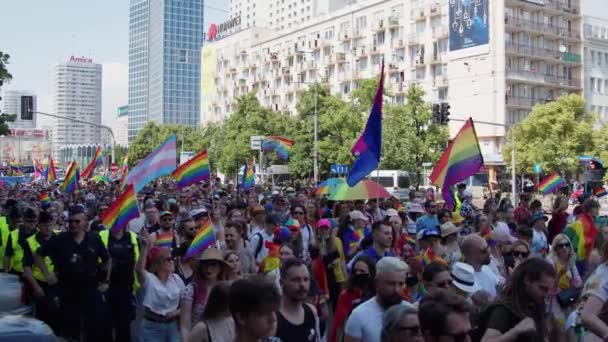 Парад ЛГБТК-гордости - Люди с радужными флагами заявляют о правах ЛГБТК — стоковое видео