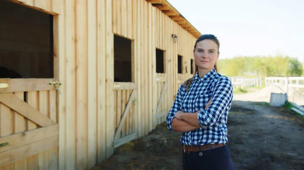 Girl Standing Outside The Horse Stable With Rows Of Stall Windows During Daytime — Stock Photo, Image
