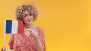 Elinde küçük bir Fransa Bayrağı tutan Çekici Kız Fransız Konseptini Öğreniyor