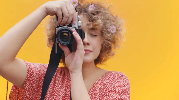 Attraktiv flicka håller en vintagekamera tar en bild - Photography Concept — Stockfoto