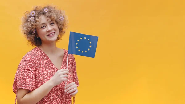 Fille tenant un drapeau de l'Union européenne dans sa main Symbole de l'Europe, association de l'UE — Photo