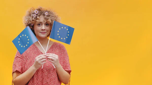 Fille tenant deux petits drapeaux de l'Union européenne dans sa main Symbole de l'association de l'UE — Photo