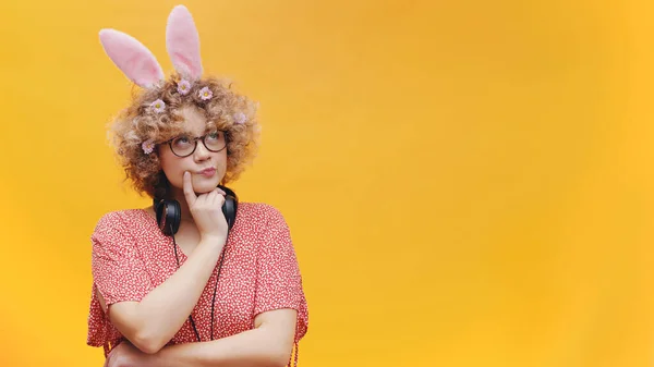Menina vestindo orelhas de coelho hairband e espetáculos Headphones em torno de seu pescoço — Fotografia de Stock