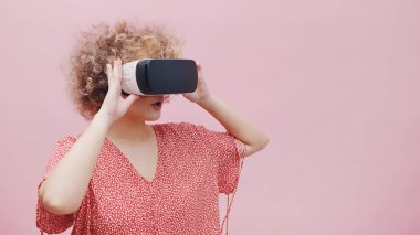 Sanal Gerçeklik Gözlüğü Giyen Kız 3D Film İzliyor - Teknoloji Konsepti