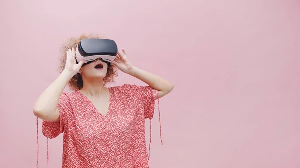 Menina vestindo óculos de realidade virtual Caixa VR assistindo a um filme 3D - Sentindo-se surpreso — Fotografia de Stock
