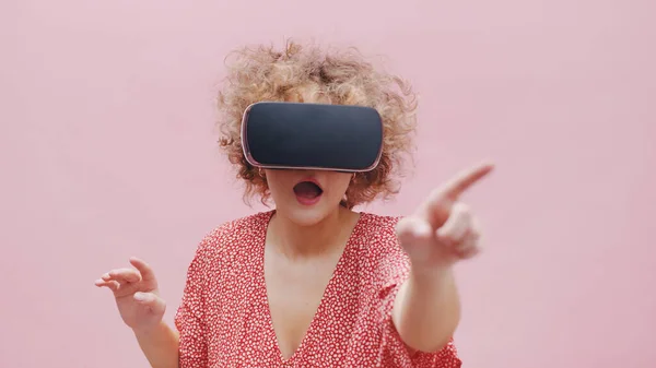 Menina vestindo óculos de realidade virtual assistindo a um filme 3D - Sentindo-se incrível — Fotografia de Stock
