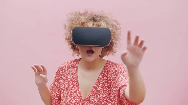 Menina vestindo óculos de realidade virtual VR Box assistindo a um filme 3D se sentindo surpreso — Fotografia de Stock