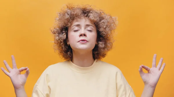 Menina bonita segurando as mãos em meditação de gestos de ioga e conceito de bem-estar de ioga — Fotografia de Stock