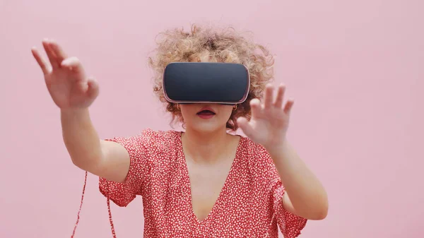 Удивительная девочка, страдающая виртуальной реальностью — стоковое фото
