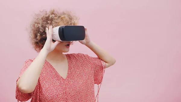 Menina vestindo óculos de realidade virtual assistindo a um filme 3D conceito de tecnologia — Fotografia de Stock