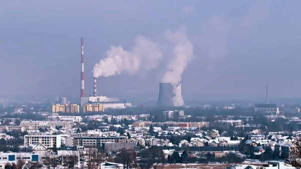 Βιομηχανική περιοχή της Κρακοβίας καπνός βγαίνει από τις καμινάδες του σταθμού παραγωγής ηλεκτρικής ενέργειας — Φωτογραφία Αρχείου
