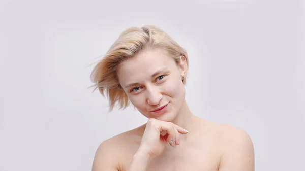 Ein hübsches Topless-Model mit kurzen Haaren posiert für die Kamera Hand auf dem Kinn — Stockfoto