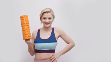 Elinde köpük bir paten tutan kız spor salonunda egzersiz yapıyor sağlıklı bir yaşam tarzı.