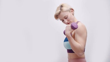 Kaslı Kız Bir Aptal Tutuyor Pazılarını Gösteriyor - Kadın Sağlığı Konsepti