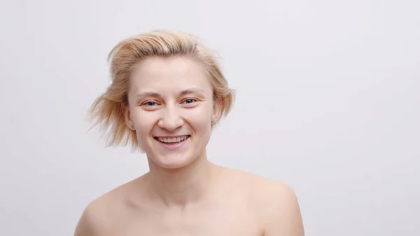 Egy gyönyörű félmeztelen modell rövid hajjal mosolygós a kameránál - Beauty Concept — Stock Fotó