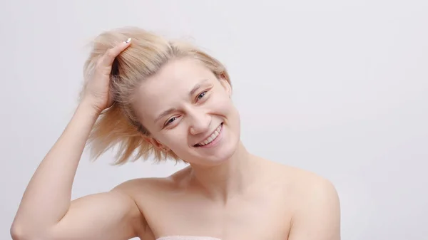 Menina despreocupada tocando seu cabelo posando para a câmera conceito de pele impecável — Fotografia de Stock
