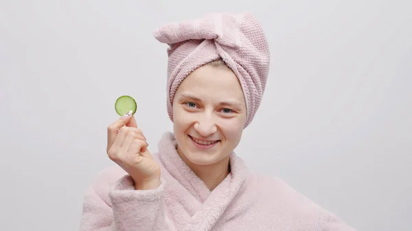 Aantrekkelijk meisje houden een komkommer slice natuurlijke schoonheid en cosmetica concept — Stockfoto