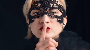 Venedik maskesi takan gizemli bir kız Dudaklarında parmak izi olan bir maske