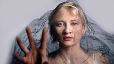 Siyah Net Peçeli Moda Modeli Siyah Örtü Altındaki Kadın