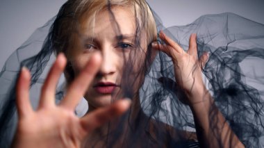 Siyah Net Peçeli Moda Modeli - Siyah Örtü Altında İzole Kadın 