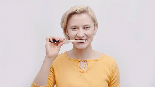 Menina bonito segurando uma escova de dentes escovando seus dentes Dental Care Hygiene Concept — Fotografia de Stock