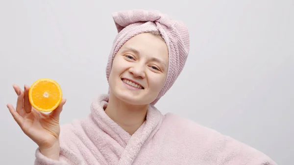 Meisje Holding Half Oranje glimlachen en poseren voor de camera - huidverzorging concept — Stockfoto
