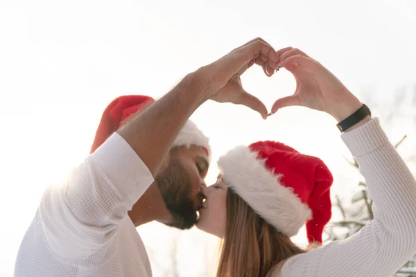 Two lovers with fists make a heart — Stockfoto