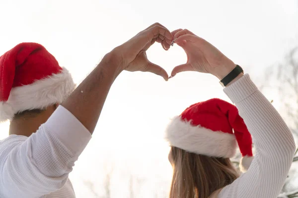 Love couple makes a heart with their fists — Φωτογραφία Αρχείου