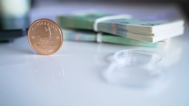 Papier stapels geld uitgerekt met gummetjes en een metalen munt zijn op een wit oppervlak — Stockvideo