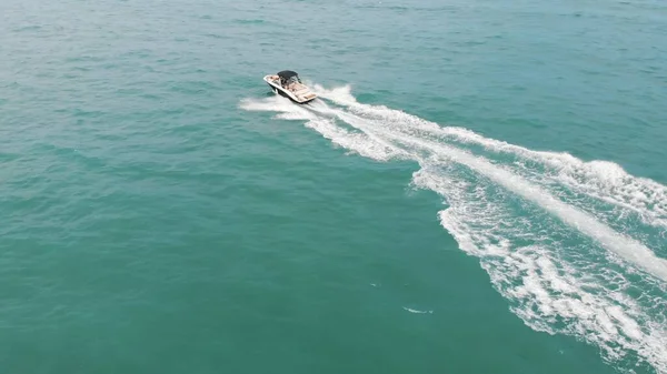 Motorový člun plachtění v klidné tyrkysové moře během dne v Benidormu, Španělsko — Stock fotografie