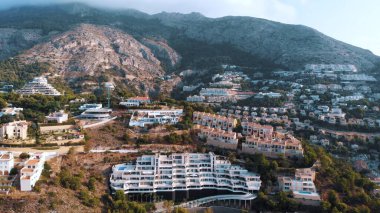 Altea Hills kıyısındaki şehir - İspanya 'nın Costa Blanca tepesindeki dağlar
