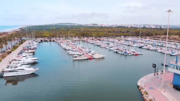 İspanya 'da Playa de Poniente, Costa Blanca' da Tekne ve Yatlarla Benidorm Limanı — Stok video