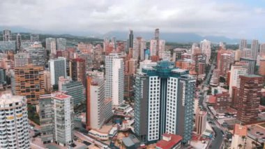 Benidorm, İspanya 'daki Apartman ve Restoranlar Cephesi Gökdelenleriyle ünlüdür.