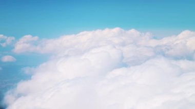 Uçan Uçak Güzel Bulutlar Arasında Uçuyor Uçak Penceresinden Görünüyor
