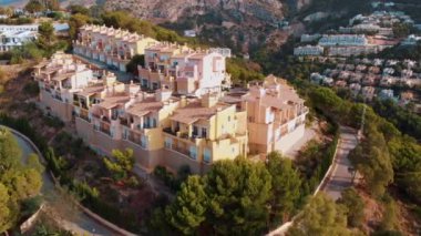 Alicante ilindeki ağaçlarla çevrili güzel villaları olan tarihi eski bir kasaba.