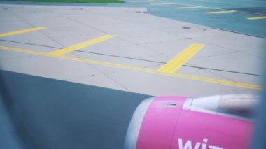 Benidorm, İspanya 'daki havaalanına indikten sonra bir uçak pisti.